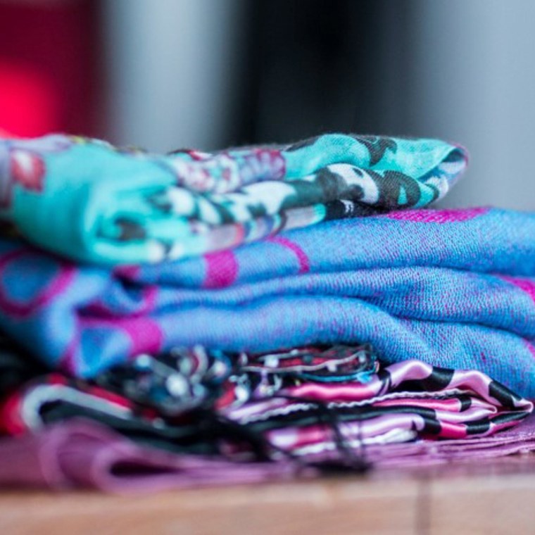 Pile de vêtements colorés pliés