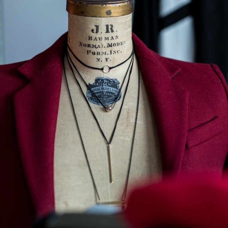 Mannequin de couturière portant un veston bordeaux
